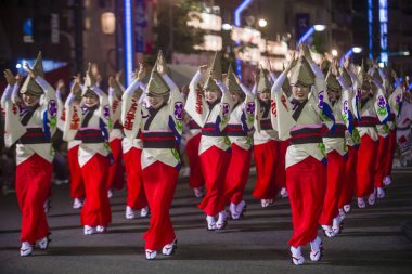 Tokyo - Ağustos 26: Katılımcılar Awa Odori Festivali, Tokyo, Japonya üzerinde 26 Ağustos 2018. AWA Odori Japonya'nın en büyük dans festivalidir