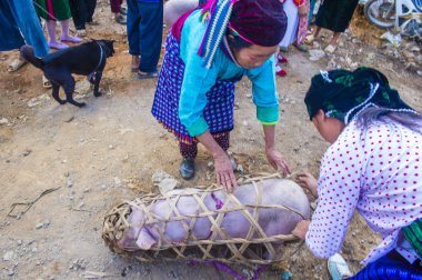 Dong Van, Vietnam - Ekim 16: Hafta sonu Pazar Dong Van Vietnam üzerinde 16 Eylül 2018. Piyasada çevreleyen tepelerden etnik gruplar için ticari bir yer