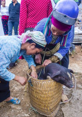 Dong Van, Vietnam - Ekim 16: Hafta sonu Pazar Dong Van Vietnam üzerinde 16 Eylül 2018. Piyasada çevreleyen tepelerden etnik gruplar için ticari bir yer