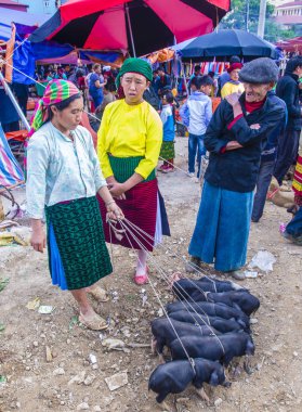 Dong Van, Vietnam - Ekim 16: Hafta sonu Pazar Dong Van Vietnam üzerinde 16 Eylül 2018. Piyasada çevreleyen tepelerden etnik gruplar için ticari bir yer