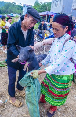 Dong Van, Vietnam - Ekim 16: Hafta sonu Pazar Dong Van Vietnam üzerinde 16 Eylül 2018. Piyasada çevreleyen tepelerden etnik gruplar için ticari bir yer