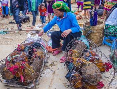 Dong Van, Vietnam - Ekim 16: Hafta sonu Pazar Dong Van Vietnam üzerinde 16 Eylül 2018. Piyasada çevreleyen tepelerden etnik gruplar için ticari bir yer