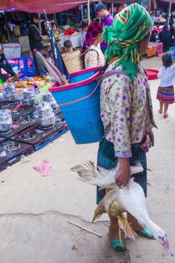 Dong Van, Vietnam - Ekim 16: Hafta sonu Pazar Dong Van Vietnam üzerinde 16 Eylül 2018. Piyasada çevreleyen tepelerden etnik gruplar için ticari bir yer