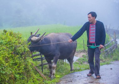 Ha Giang, Vietnam - Ekim 14: Kırmızı Dao azınlık Ha Giang Vietnam üzerinde 14 Eylül 2018 yakınlarındaki bir kasabada adamdan. Kırmızı Dao Vietnam 54 etnik gruplarından biridir