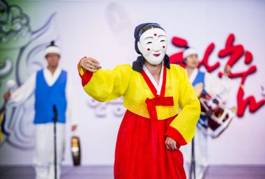 Andong, Kore - Ekim 01: traditinal Andong Güney Kore, Kore Maskdance üzerinde 01 Ekim 2018 gerçekleştirme aktörler, Maskdance Festivali Andong içinde her yıl düzenlenen