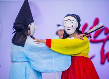 Andong, Kore - Ekim 01: traditinal Andong Güney Kore, Kore Maskdance üzerinde 01 Ekim 2018 gerçekleştirme aktörler, Maskdance Festivali Andong içinde her yıl düzenlenen