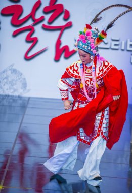 Andong, Kore - Ekim 01: Üzerinde 01 Ekim 2018 Andong Güney Kore'de düzenlenen Maskdance Festivali Çin dansçılar gerçekleştirmek