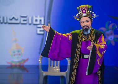 Andong, Kore - Ekim 01: Üzerinde 01 Ekim 2018 Andong Güney Kore'de düzenlenen Maskdance Festivali Çin dansçılar gerçekleştirmek