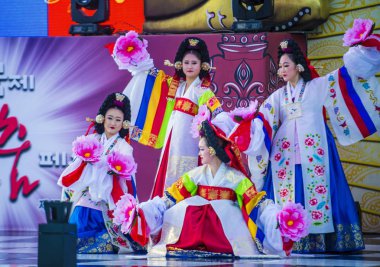 Andong, Kore - Ekim 02: Kore Halk dansçılar Andong Güney Kore'de Maskdance Festivali'nde üzerinde 02 Ekim 2018 gerçekleştirmek