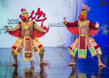 Andong, Kore - Ekim 01: maske dans festivali traditinal Tay Khon dansta Andong Güney Kore'de üzerinde 01 Ekim 2018 gerçekleştirme Tay dansçılar 
