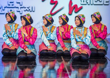 Andong, Kore - Ekim 01: Endonezya dansçılar traditinal gerçekleştirme Ratoh Jaroe dans Andong Güney Kore'de maskesi dans Festivali'nde üzerinde 01 Ekim 2018 