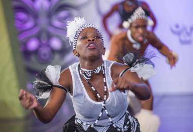 Andong, Kore - Ekim 03: Amazebra folklor dans topluluğu Güney Afrikalı dansçılar üzerinde 03 Ekim 2018 Andong Güney Kore'de düzenlenen Maskdance festivalinde gerçekleştirmek