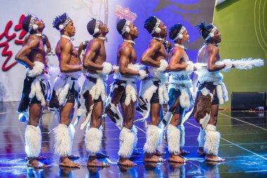 Andong, Kore - Ekim 03: Amazebra folklor dans topluluğu Güney Afrikalı dansçılar üzerinde 03 Ekim 2018 Andong Güney Kore'de düzenlenen Maskdance festivalinde gerçekleştirmek