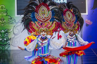 Andong, Kore - Ekim 01: Filipino dansçılar Bacolod Masskara festival üzerinde 01 Ekim 2018 Andong Güney Kore'de düzenlenen Maskdance festivalinde gerçekleştirmek