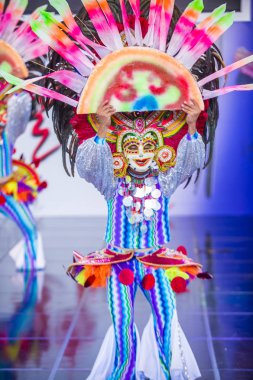Andong, Kore - Ekim 01: Filipino dansçı Bacolod Festivali Maskdance festivalinde gerçekleştirmek Masskara üzerinde 01 Ekim 2018 Andong Güney Kore'de düzenlenen