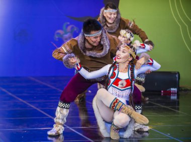Andong, Kore - Ekim 02: halk Ensemble Gulun, Yakutya Kuzey gelen dansçılar Rusya gerçekleştirmek üzerinde 02 Ekim 2018 Andong Güney Kore'de düzenlenen Maskdance Festivali