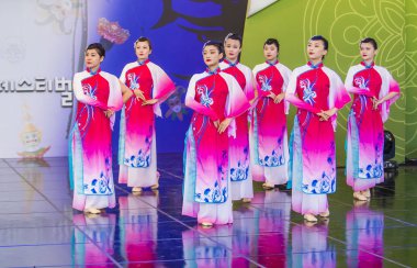 Andong, Kore - Ekim 01: Üzerinde 01 Ekim 2018 Andong Güney Kore'de düzenlenen Maskdance Festivali Çin dansçılar gerçekleştirmek