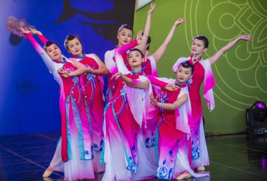 Andong, Kore - Ekim 01: Üzerinde 01 Ekim 2018 Andong Güney Kore'de düzenlenen Maskdance Festivali Çin dansçılar gerçekleştirmek