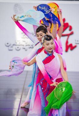 Andong, Kore - Ekim 01: Üzerinde 01 Ekim 2018 Andong Güney Kore'de düzenlenen Maskdance Festivali Çin dansçılar gerçekleştirmek