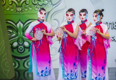 Andong, Kore - Ekim 01: Üzerinde 01 Ekim 2018 Andong Güney Kore'de düzenlenen Maskdance Festivali Çin dansçılar gerçekleştirmek