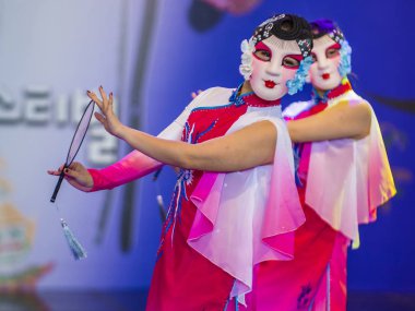 Andong, Kore - Ekim 01: Üzerinde 01 Ekim 2018 Andong Güney Kore'de düzenlenen Maskdance Festivali Çin dansçılar gerçekleştirmek