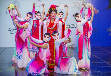 Andong, Kore - Ekim 01: Üzerinde 01 Ekim 2018 Andong Güney Kore'de düzenlenen Maskdance Festivali Çin dansçılar gerçekleştirmek