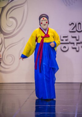 Andong, Kore - Ekim 02: Kore Halk dansçı gerçekleştirmek Andong Güney Kore'de Maskdance Festivali'nde üzerinde 02 Ekim 2018