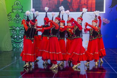 Andong, Kore - Ekim 01: Örnek koreografik Ensemble Sholpan gelen dansçılar üzerinde 01 Ekim 2018 Andong Güney Kore'de düzenlenen Maskdance festivalinde gerçekleştirmek