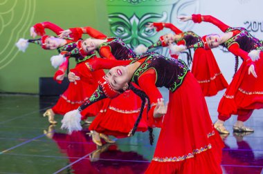 Andong, Kore - Ekim 01: Örnek koreografik Ensemble Sholpan gelen dansçılar üzerinde 01 Ekim 2018 Andong Güney Kore'de düzenlenen Maskdance festivalinde gerçekleştirmek