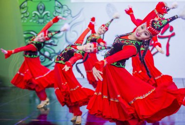 Andong, Kore - Ekim 01: Örnek koreografik Ensemble Sholpan gelen dansçılar üzerinde 01 Ekim 2018 Andong Güney Kore'de düzenlenen Maskdance festivalinde gerçekleştirmek