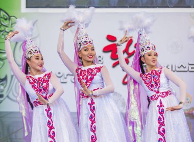 Andong, Kore - Ekim 01: Örnek koreografik Ensemble Sholpan gelen dansçılar üzerinde 01 Ekim 2018 Andong Güney Kore'de düzenlenen Maskdance festivalinde gerçekleştirmek