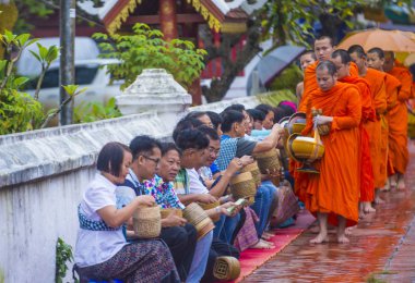 Luang Prabang, Laos - 11 Ağustos 2018: Luang Prabang Laos'ta üzerinde 11 Ağustos 2018 töreni Budist sadaka. Bu yaklaşık 1 içinde 3 erkek Laotians bir manastır katılmak tahmin edilmektedir