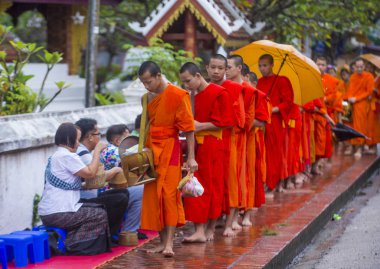 Luang Prabang, Laos - 11 Ağustos 2018: Luang Prabang Laos'ta üzerinde 11 Ağustos 2018 töreni Budist sadaka. Bu yaklaşık 1 içinde 3 erkek Laotians bir manastır katılmak tahmin edilmektedir