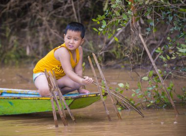 Luang Prabang, Laos - Ağustos 12: Laos balıkçı Luang Prabang Laos Mekong üzerinde 12 Ağustos 2018, Mekong Nehri, Asya'nın en uzun nehir biridir