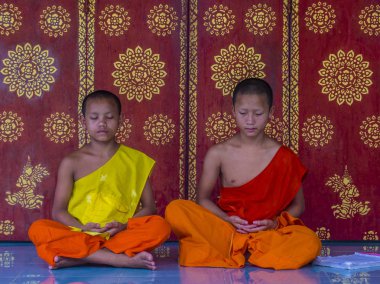 Luang Prabang, Laos - 12 Ağustos 2018: Acemi rahipler Luang Prabang Laos üzerinde 12 Ağustos 2018. Bu yaklaşık 1 içinde 3 erkek Laotians bir manastır en azından bir süre için katılmak tahmin edilmektedir