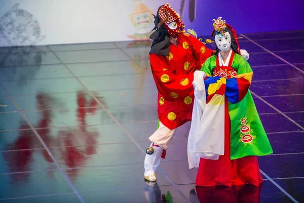 Andong, Kore - Ekim 01: traditinal Andong Güney Kore, Kore Maskdance üzerinde 01 Ekim 2018 gerçekleştirme aktörler, Maskdance Festivali Andong içinde her yıl düzenlenen