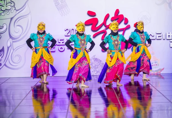 Andong Corea Del Sur Oct Bailarines Indonesios Del Grupo Danza —  Fotos de Stock