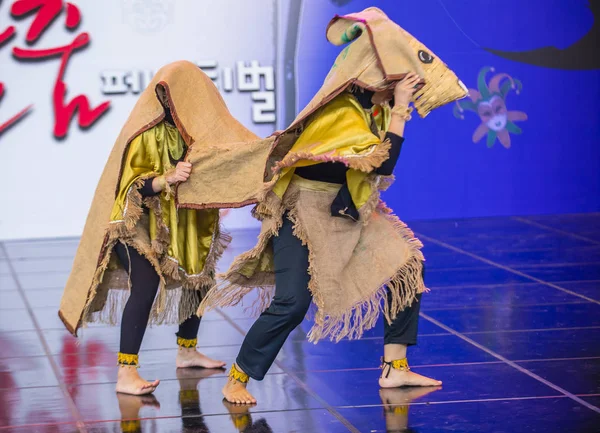 10月01日 印尼舞蹈演员从斯马 Nasima Semaran 舞蹈队表演在面具舞蹈节在安东韩国 — 图库照片