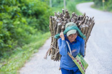 Luang Prabang, Laos - Ağustos 14: Laos çiftçi Luang Prabang Laos üzerinde 14 Ağustos 2018 yakınındaki countrside. Laos hayatımızda köylerde nüfusun neredeyse yüzde 70'i 