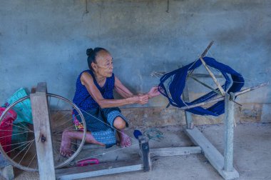 Luang Prabang, Laos - Ağustos 14: Laos weaver Luang Prabang Laos üzerinde 14 Ağustos 2018 yakınlarındaki bir kasabada. Laos hayatımızda köylerde nüfusun neredeyse yüzde 70'i 