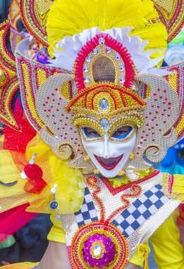 Bacolod, Filipinler - Ekim 28: Katılımcı Bacolod Filipinler üzerinde 28 Ekim 2018 Masskara Festivali. Ekim ayının dördüncü her Pazar günü düzenlenen bir yıllık festival Masskara olduğunu