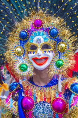 Bacolod, Filipinler - Ekim 28: Katılımcı Bacolod Filipinler üzerinde 28 Ekim 2018 Masskara Festivali. Ekim ayının dördüncü her Pazar günü düzenlenen bir yıllık festival Masskara olduğunu