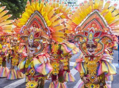 Bacolod, Filipinler - Ekim 28: Katılımcılar üzerinde 28 Ekim 2018 Bacolod Filipinler Masskara Festivali. Ekim ayının dördüncü her Pazar günü düzenlenen bir yıllık festival Masskara olduğunu