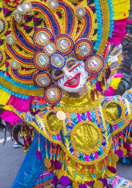 Bacolod, Filipinler - Ekim 28: Katılımcı Bacolod Filipinler üzerinde 28 Ekim 2018 Masskara Festivali. Ekim ayının dördüncü her Pazar günü düzenlenen bir yıllık festival Masskara olduğunu
