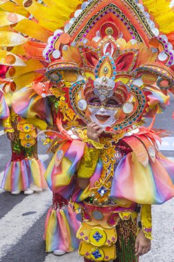 Bacolod, Filipinler - Ekim 28: Katılımcı Bacolod Filipinler üzerinde 28 Ekim 2018 Masskara Festivali. Ekim ayının dördüncü her Pazar günü düzenlenen bir yıllık festival Masskara olduğunu