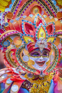 Bacolod, Filipinler - Ekim 28: Katılımcı Bacolod Filipinler üzerinde 28 Ekim 2018 Masskara Festivali. Ekim ayının dördüncü her Pazar günü düzenlenen bir yıllık festival Masskara olduğunu