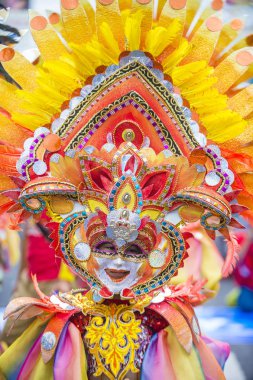 Bacolod, Filipinler - Ekim 28: Katılımcı Bacolod Filipinler üzerinde 28 Ekim 2018 Masskara Festivali. Ekim ayının dördüncü her Pazar günü düzenlenen bir yıllık festival Masskara olduğunu