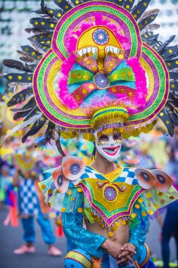 Bacolod, Filipinler - Ekim 28: Katılımcı Bacolod Filipinler üzerinde 28 Ekim 2018 Masskara Festivali. Ekim ayının dördüncü her Pazar günü düzenlenen bir yıllık festival Masskara olduğunu