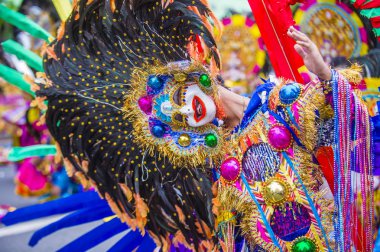 Bacolod, Filipinler - Ekim 28: Katılımcı Bacolod Filipinler üzerinde 28 Ekim 2018 Masskara Festivali. Ekim ayının dördüncü her Pazar günü düzenlenen bir yıllık festival Masskara olduğunu