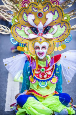 Bacolod, Filipinler - Ekim 28: Katılımcı Bacolod Filipinler üzerinde 28 Ekim 2018 Masskara Festivali. Ekim ayının dördüncü her Pazar günü düzenlenen bir yıllık festival Masskara olduğunu